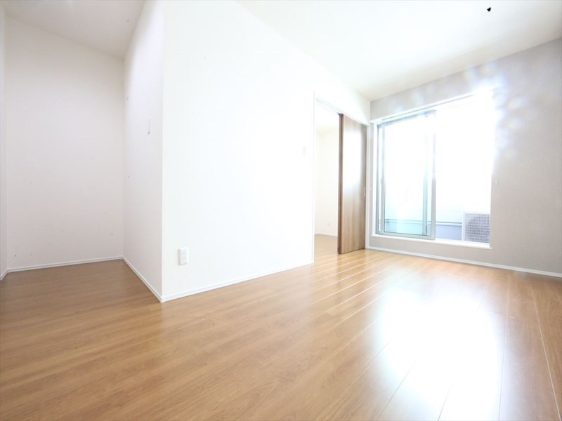 居室・リビング　ＬＤＫ10帖　システムキッチン　エアコン完備　バルコニー