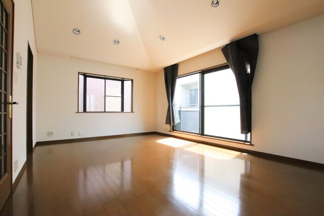 居室・リビング　２階南面リビングは１６．２帖♪