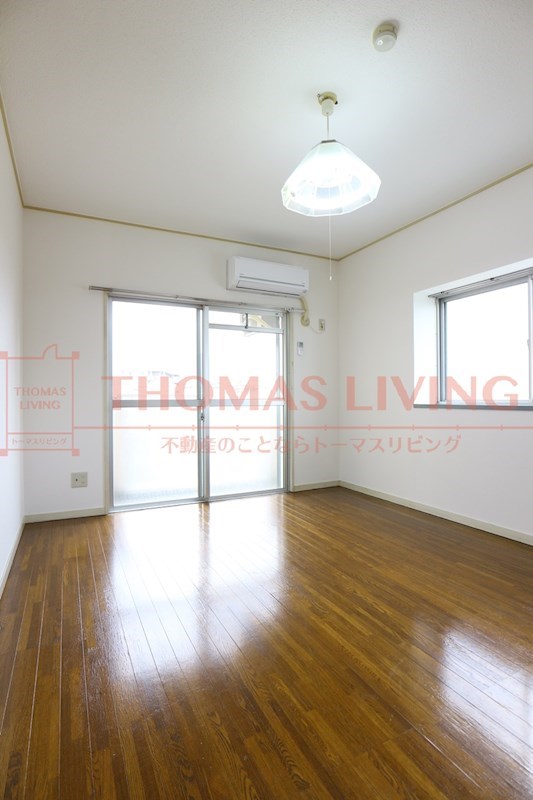 居室・リビング　窓が多く明るい室内です。