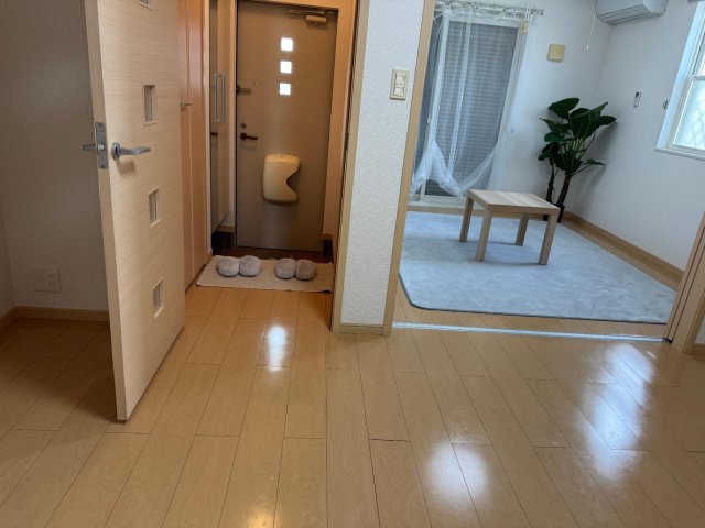 居室・リビング　リビングと玄関写真