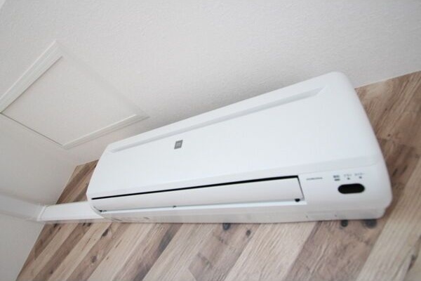 その他設備　夏もカラッと快適♪エアコン付きです！