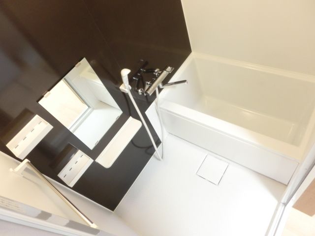 バス・シャワールーム　清潔感のあるバスルームです。