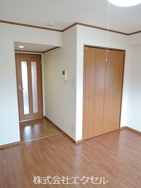 居室・リビング　照明付きのお部屋です。