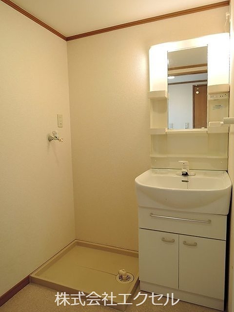 洗面設備　室内洗濯機置き場のある洗面所です。