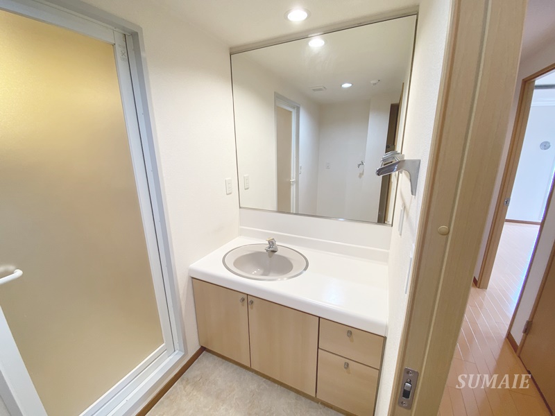 洗面設備　鏡の大きな独立洗面台です☆