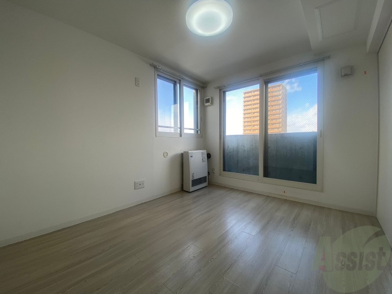 居室・リビング　フローリングと壁のカラーが明るい雰囲気ですね！