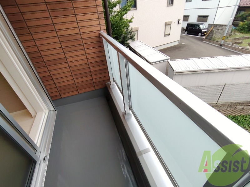 バルコニー　ベランダはよく日が当たり気持ちの良い空間です。
