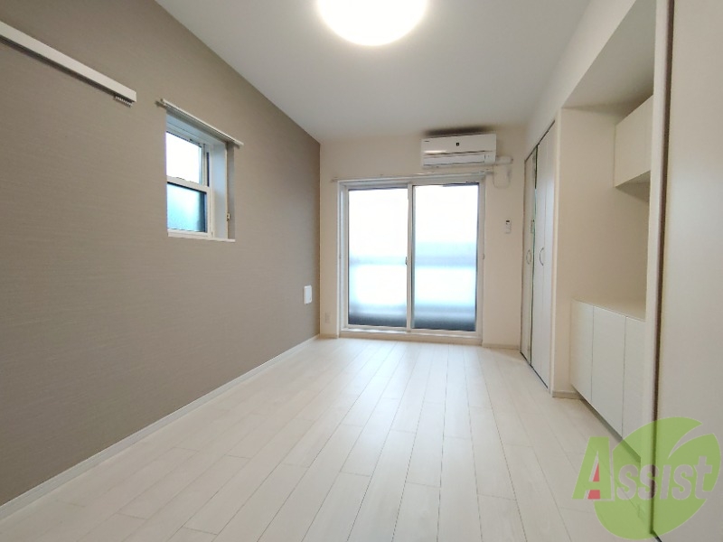 居室・リビング　広くきれいなリビングは明るい光も良く差します。