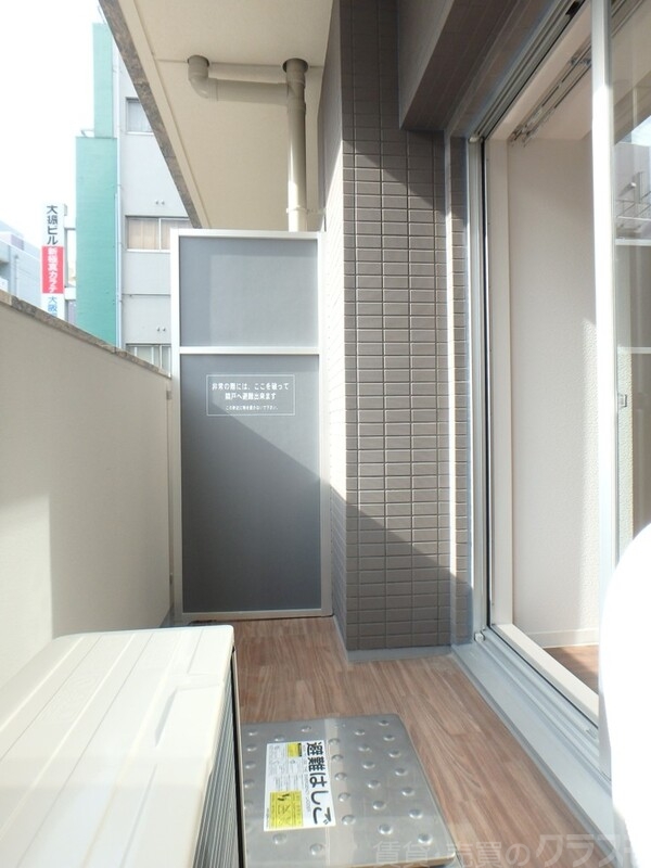 バルコニー　南向きのバルコニー、床がウッドデッキ調でおしゃれ