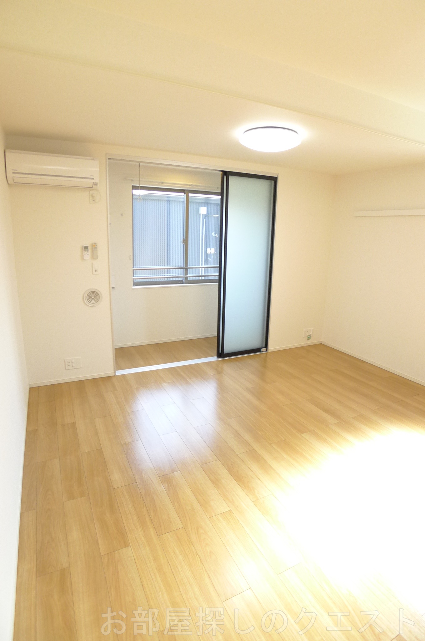 居室・リビング　（写真は同物件反転タイプです。）