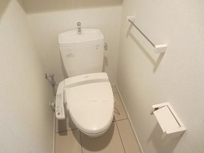 トイレ　★収納棚・温水洗浄便座付きトイレ★