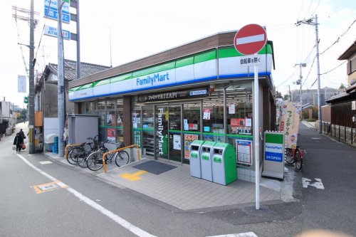 コンビニ　ファミリーマート 小浦下新庄駅前店（コンビニ）まで204m