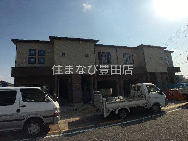 エントランス　建築中外観