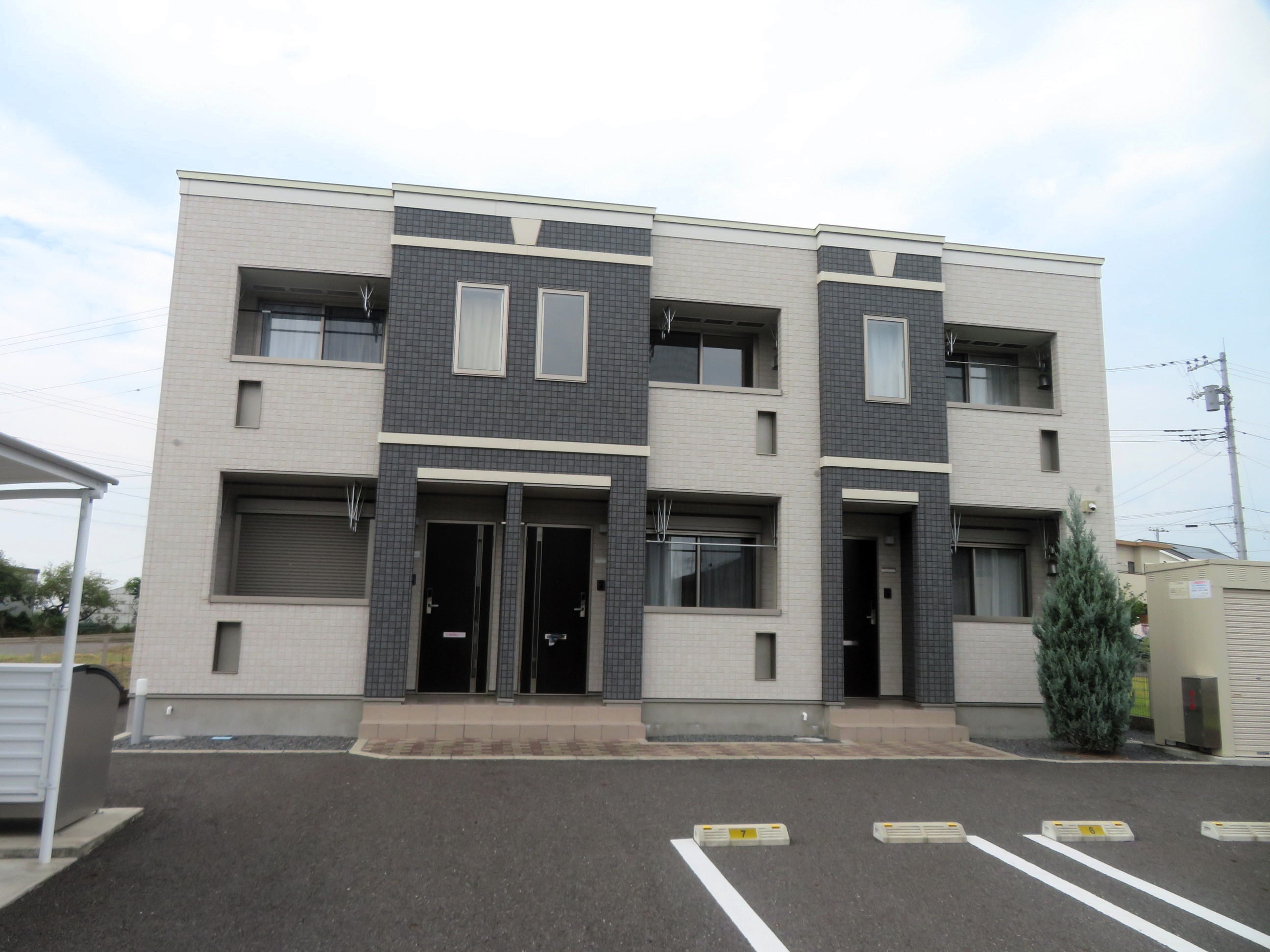 建物外観　築浅1LDKのご紹介です☆ネット無料です！