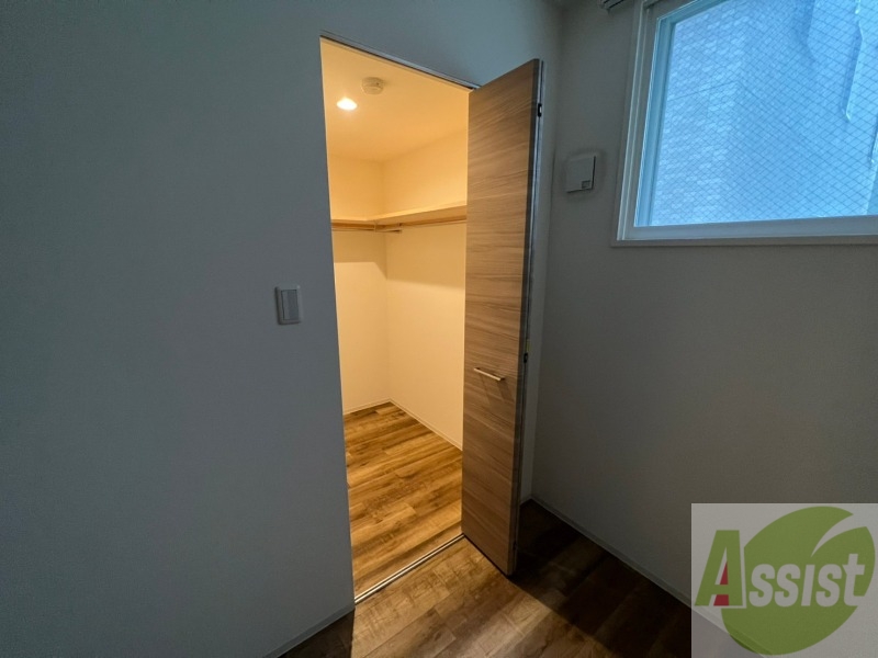 収納　こちらの収納にはハンガーをかけて服もしまえますね。