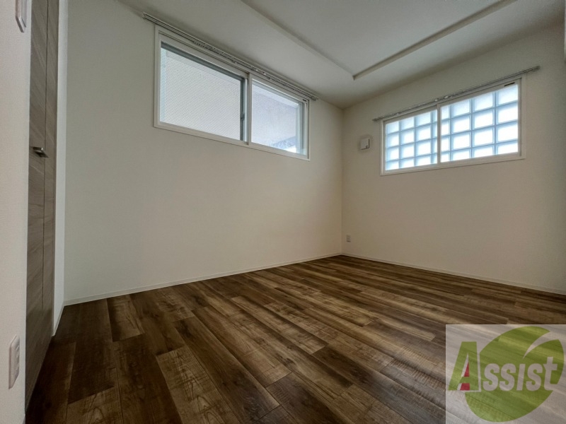 その他部屋・スペース　寝室はこちらです。光が差し込む、温かみのあるお部屋です。