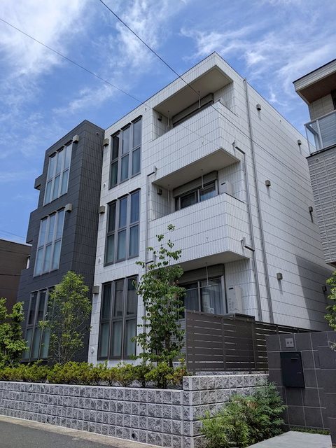 建物外観　３階建ての賃貸マンション