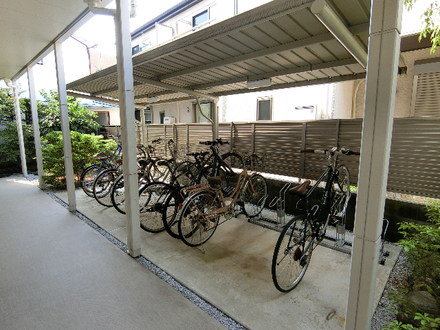 駐車場　屋根付き駐輪場