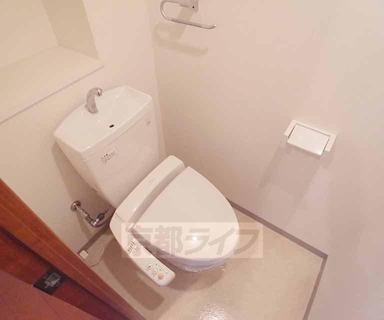 トイレ　ウォシュレット付いてます。