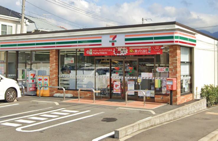 コンビニ　セブンイレブン（コンビニ）まで727m