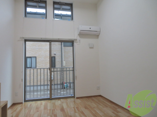 居室・リビング　７帖の洋室です。広々として、きれいですね。