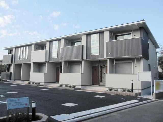 建物外観　★前面が駐車場の日当たり良好なイースト棟です★