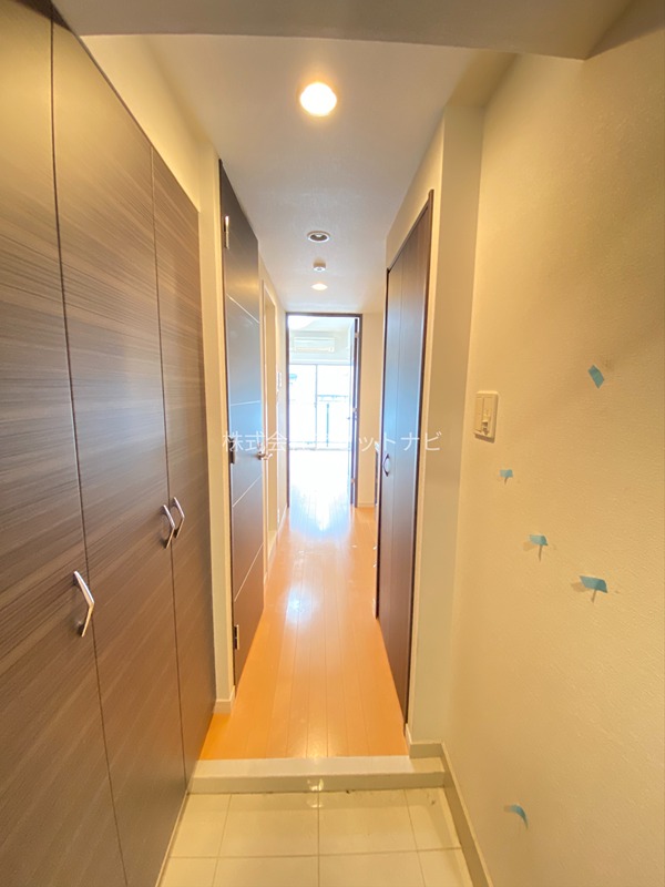 玄関　反転タイプ　フローリングの色が異なります