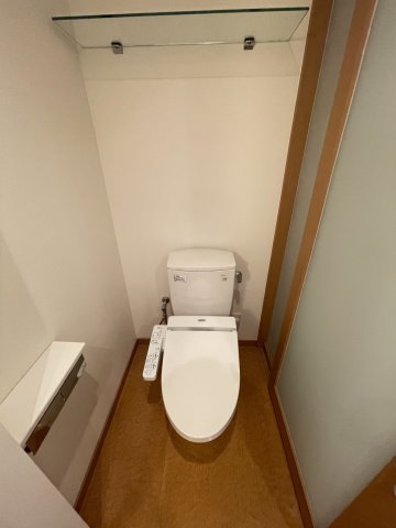 トイレ　※写真は901号室です。 相違する場合は現況を優先いたします