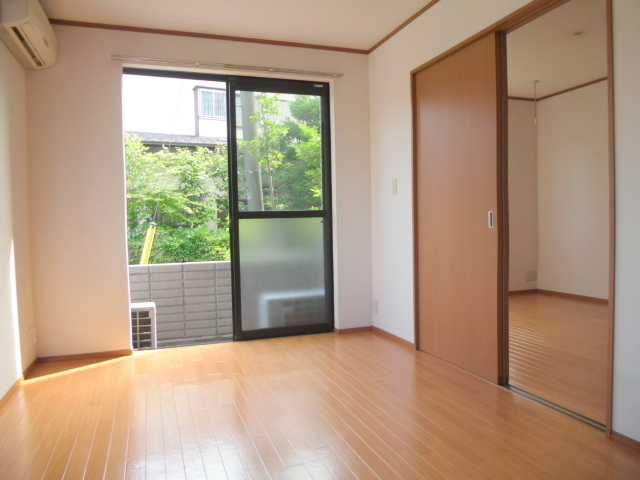 居室・リビング　ＤＫから洋室　２Ｆ角部屋日当り風通し良好