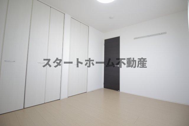 その他部屋・スペース　落ち着いた色調の寝室です