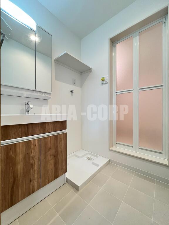 洗面設備　同仕様：ゆとりある脱衣所スペース！独立洗面台です！