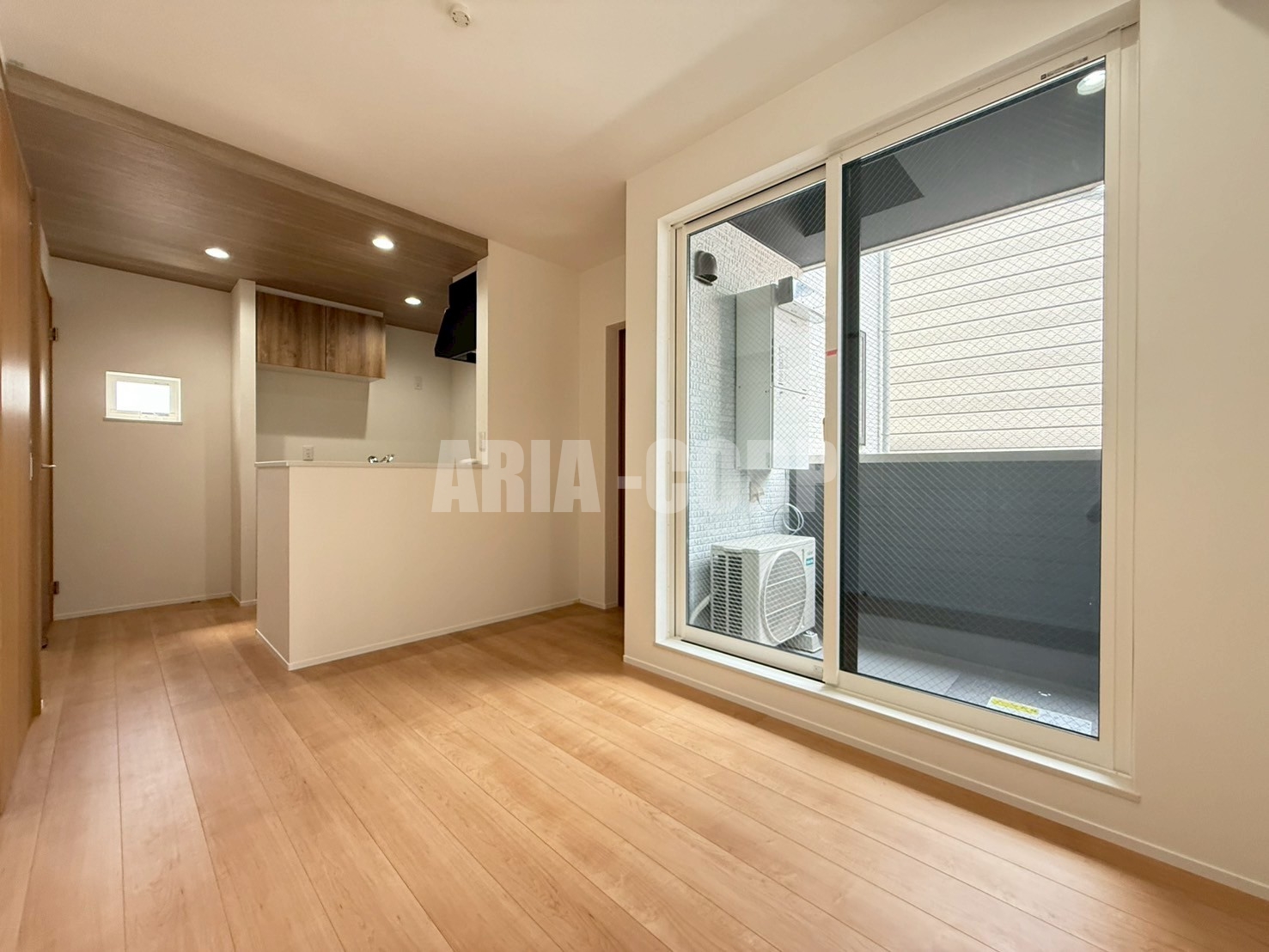 居室・リビング　同仕様：全室端部屋設計につき窓も多く明るいお部屋です♪