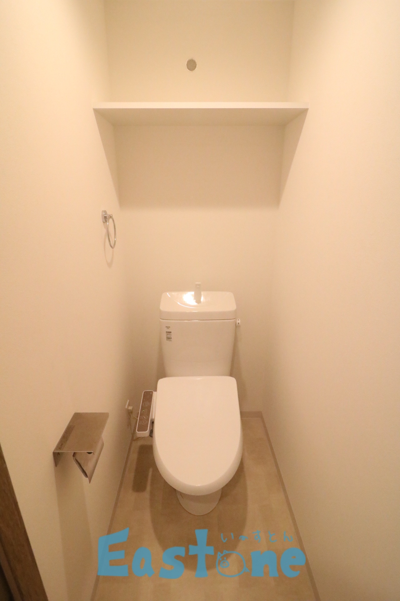 トイレ　温水便座付きトイレ＋棚付きでうれしい！！