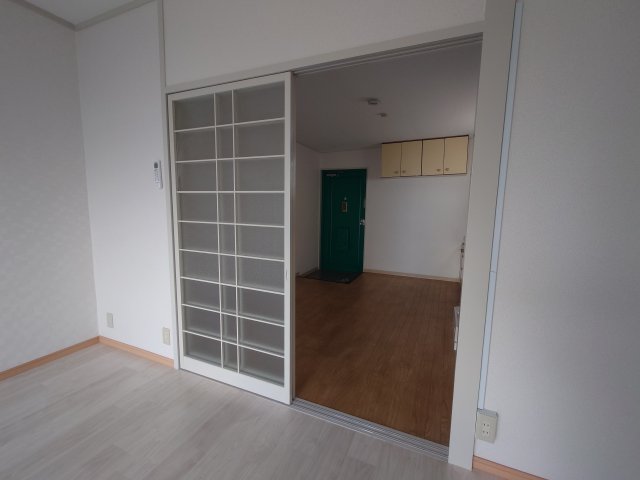 居室・リビング　同物件別号室の写真です。