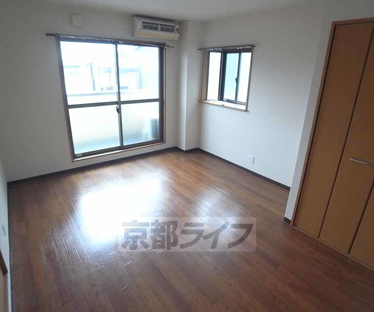 居室・リビング　フローリングがとてもキレイです。