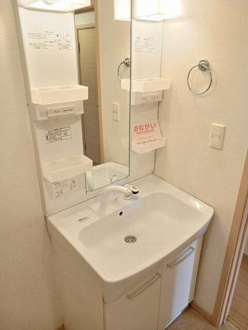 洗面設備　ゆったりとスペースのある洗面所