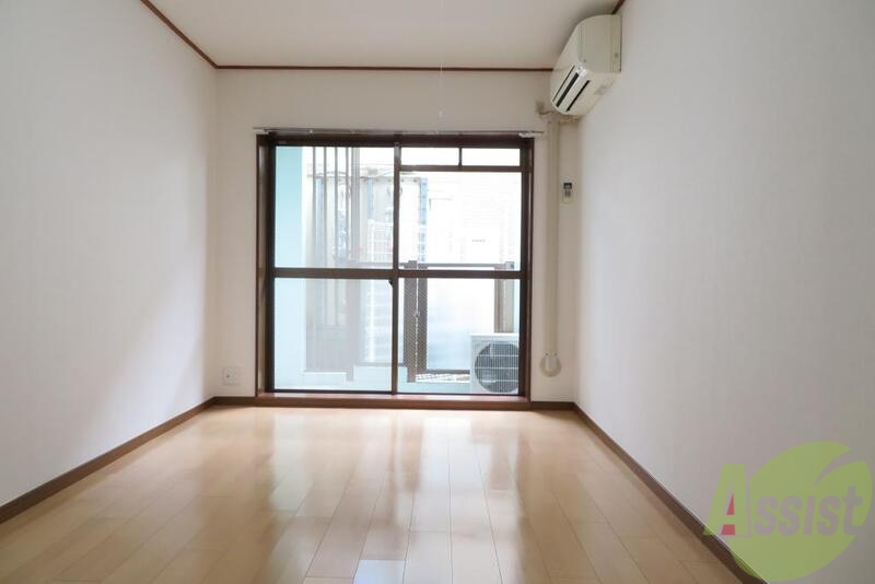 居室・リビング　明るいリビングで気持ちいいですね。