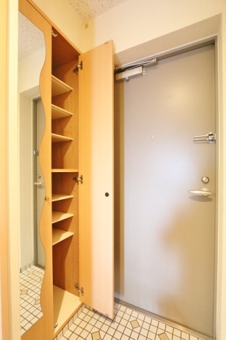 玄関　玄関に鏡があるのでお出かけ前チェックもできます