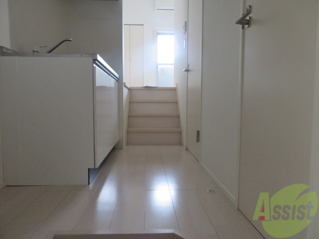 玄関　玄関からリビングはこんな感じに見えますね。