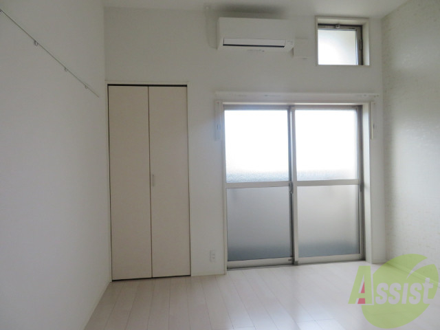 居室・リビング　大きな窓から優しい光が差し込みますねー。