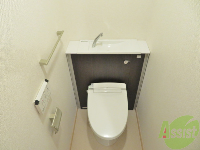 トイレ　トイレはこちらタンクレスにってオシャレですね。