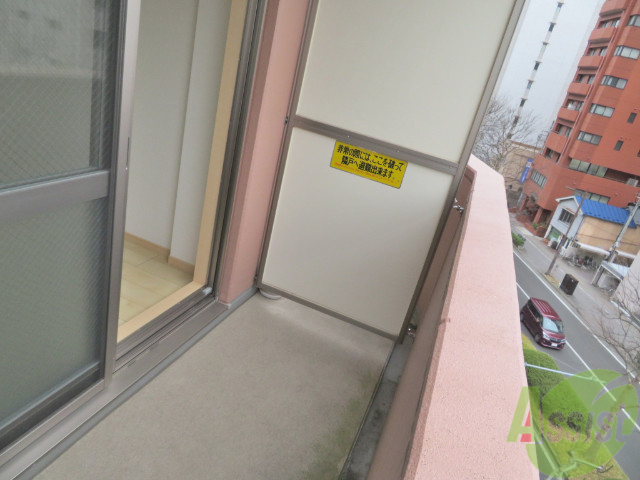 バルコニー　バルコニーがあるので晴れの日はこちらに洗濯物が干せますね