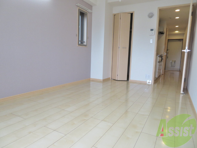 居室・リビング　こちらのリビングはフローリングの綺麗なお部屋ですね