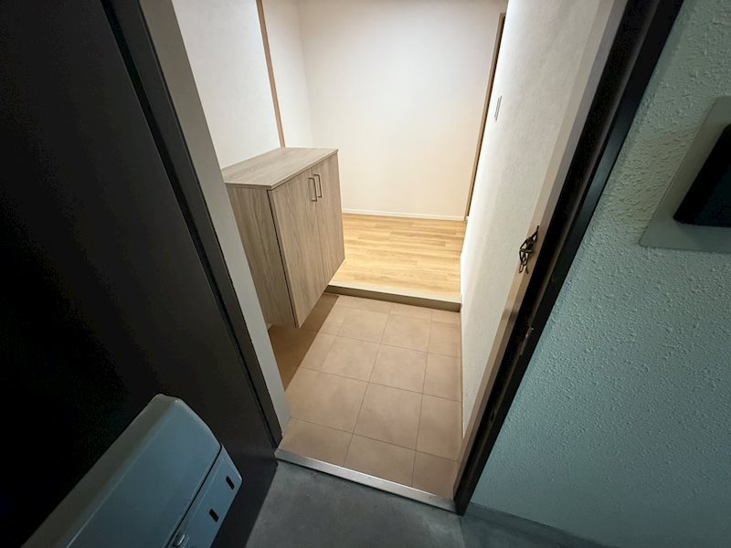 玄関　同建物同号室の室内写真です。