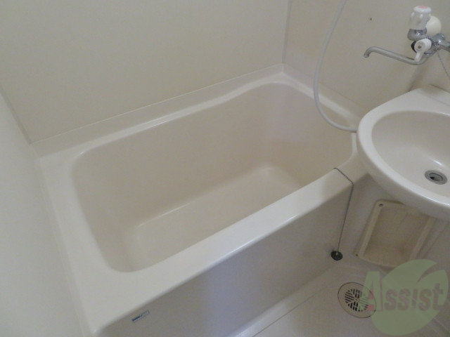 バス・シャワールーム　バスルームは狭すぎず、シャワーも浴びやすそうです。