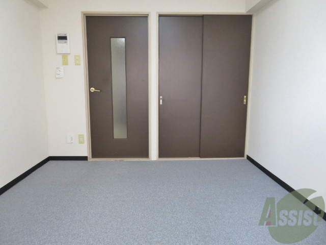 居室・リビング　７帖の洋室です。広々として、きれいですね。