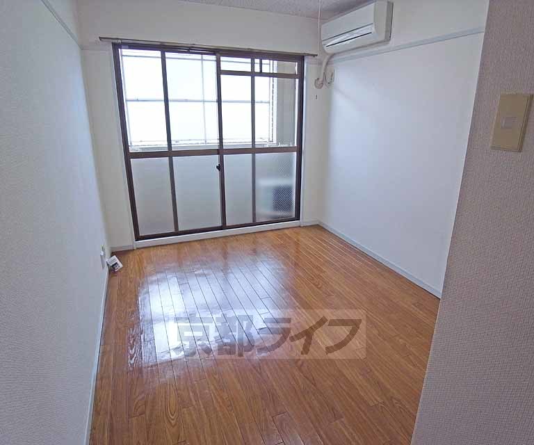 居室・リビング　落ち着いた雰囲気のお部屋です