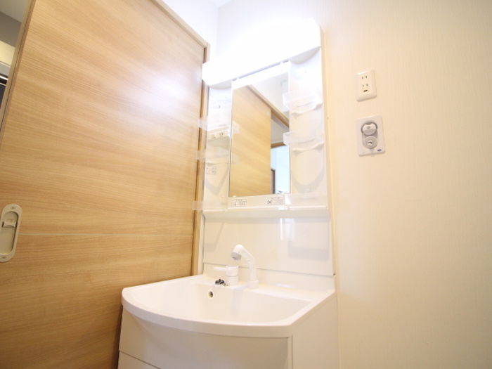 洗面設備　独立洗面化粧台完備。脱衣所付きでプライバシーに配慮した水回り