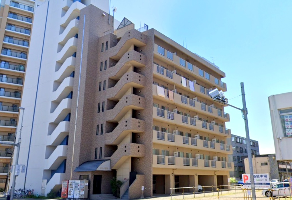 建物外観　夏も快適なエアコン付きの１ＬＤＫマンションです♪