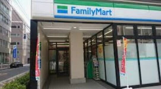 コンビニ　ファミリーマート小伝馬町大門通り店（コンビニ）まで97m